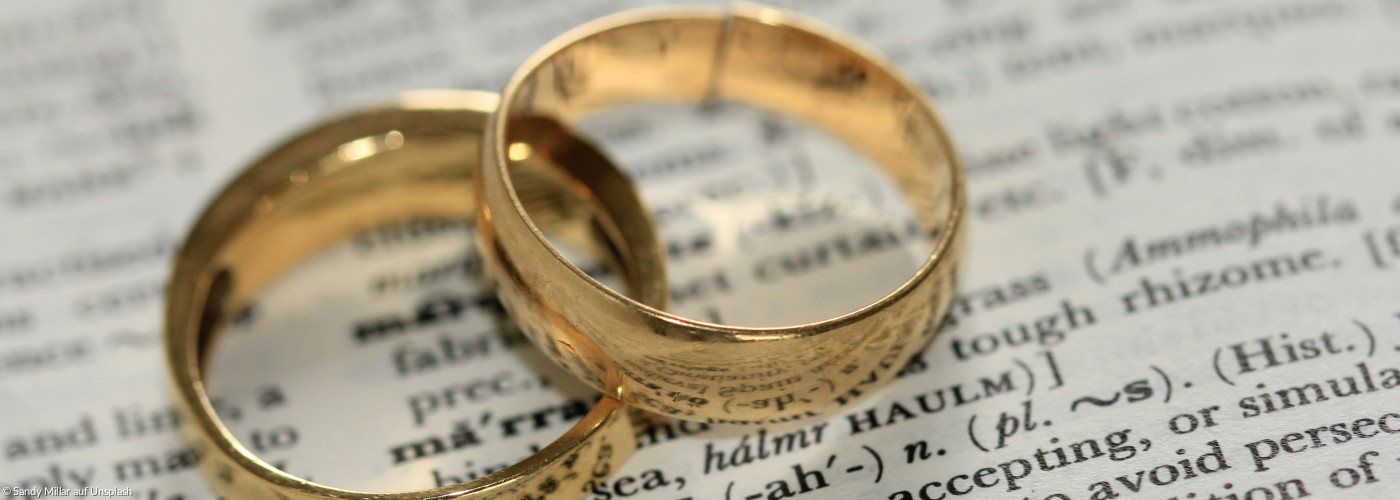 Ringe auf einem Buch mit einem Eintrag über "Marriage"